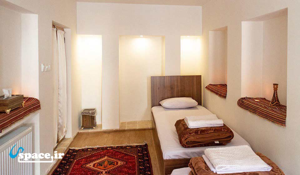 اتاق2 تخته  ( توئین ) با سرویس بهداشتی مشترک در طبقه اول اقامتگاه بوم گردی قائلی - اصفهان